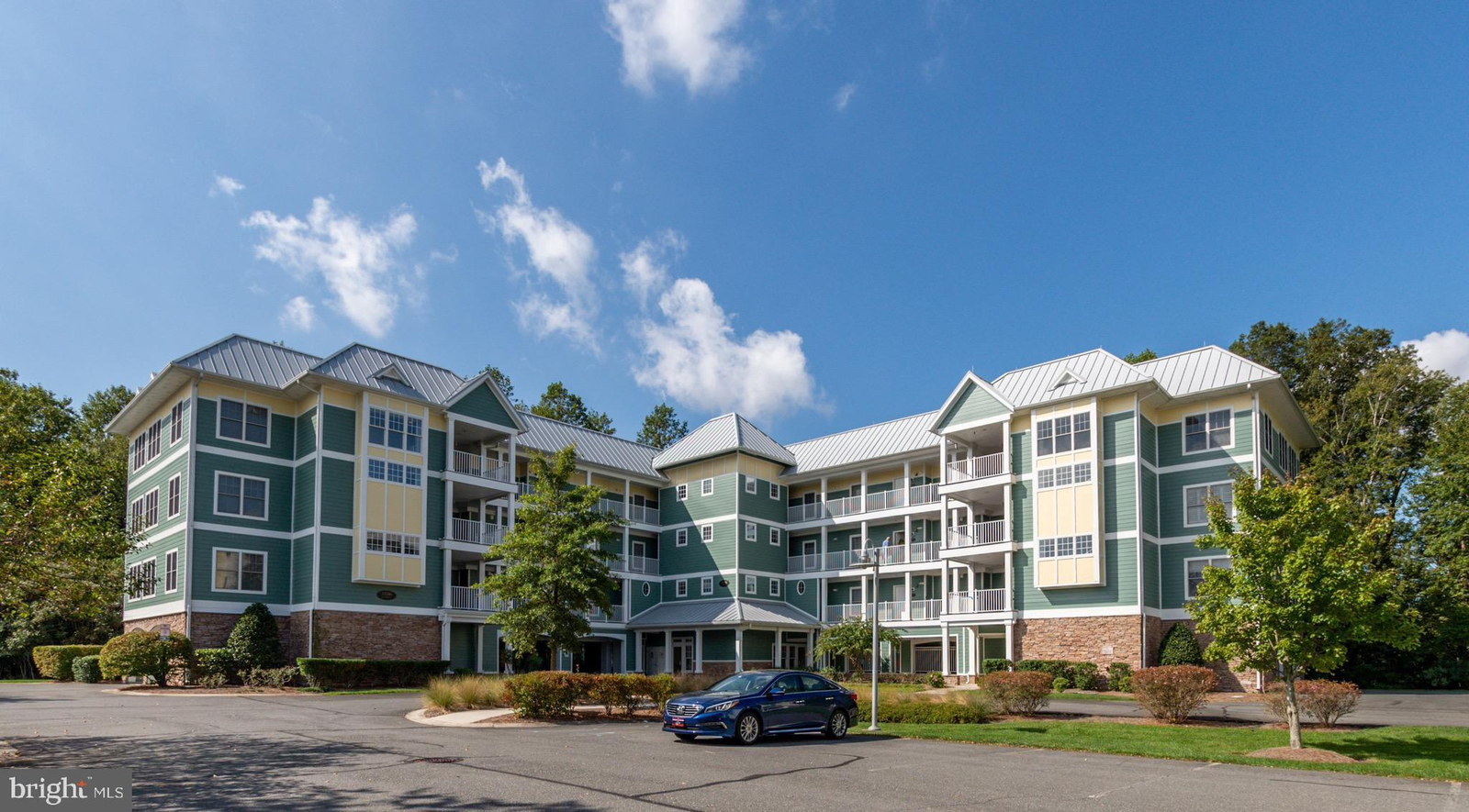 JUST LISTED IN THE PENINSULA ON THE INDIAN RIVER BAY!